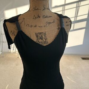 ROSAE NICHOLS WAVY NECKLINE SHORT CUP SLEEVE TOP IN BLACK, SIZE M